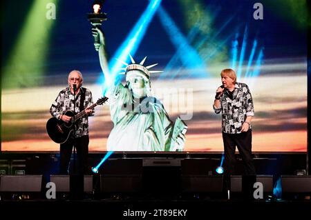 Karl-Heinz Ulrich und Bernd Ulrich von den Amigos live bei einem Konzert der Amigos & Daniela Alfinito für unsere Freunde Tour 2023 in der Messe- und Veranstaltungshalle. Löbau, 17.11.2023 *** Karl Heinz Ulrich und Bernd Ulrich von die Amigos live bei einem Konzert von die Amigos Daniela Alfinito für unsere Freunde Tour 2023 in der Löbau Ausstellungs- und Veranstaltungshalle, 17 11 2023 Foto:XM.xWehnertx/xFuturexImagex amigos 3115 Credit: Imago/Alamy Live News Stockfoto