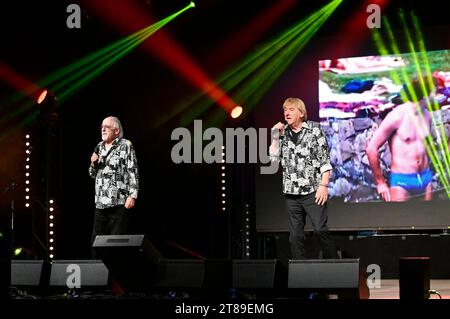 Karl-Heinz Ulrich und Bernd Ulrich von den Amigos live bei einem Konzert der Amigos & Daniela Alfinito für unsere Freunde Tour 2023 in der Messe- und Veranstaltungshalle. Löbau, 17.11.2023 *** Karl Heinz Ulrich und Bernd Ulrich von die Amigos live bei einem Konzert von die Amigos Daniela Alfinito für unsere Freunde Tour 2023 in der Löbau Ausstellungs- und Veranstaltungshalle, 17 11 2023 Foto:XM.xWehnertx/xFuturexImagex amigos 3101 Credit: Imago/Alamy Live News Stockfoto