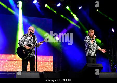 Karl-Heinz Ulrich und Bernd Ulrich von den Amigos live bei einem Konzert der Amigos & Daniela Alfinito für unsere Freunde Tour 2023 in der Messe- und Veranstaltungshalle. Löbau, 17.11.2023 *** Karl Heinz Ulrich und Bernd Ulrich von die Amigos live bei einem Konzert von die Amigos Daniela Alfinito für unsere Freunde Tour 2023 in der Löbau Ausstellungs- und Veranstaltungshalle, 17 11 2023 Foto:XM.xWehnertx/xFuturexImagex amigos 3103 Credit: Imago/Alamy Live News Stockfoto