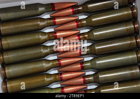 Muster von lebender Munition, von Kugel zu Kugel auf weißem Hintergrund, detailliertes Stockfoto Stockfoto