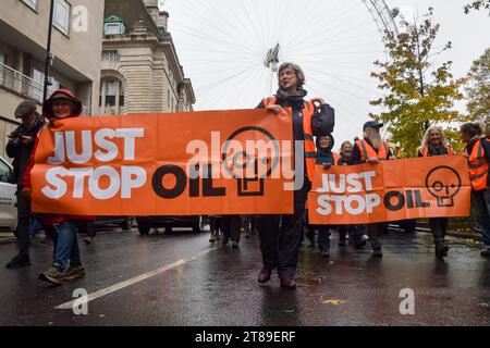 London, England, Großbritannien. November 2023. Just Stop Oil Aktivisten marschieren in der Nähe von London Eye, während sie ihre Proteste gegen neue Lizenzen für fossile Brennstoffe fortsetzen. (Kreditbild: © Vuk Valcic/ZUMA Press Wire) NUR REDAKTIONELLE VERWENDUNG! Nicht für kommerzielle ZWECKE! Stockfoto