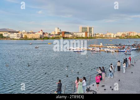 Kasan, Russland - 17. Juni 2023: Menschen, die sich auf dem Nischni Kaban See in der Innenstadt entspannen, entlang des Ufers spazieren gehen, Tretboote fahren. Aktive Freizeit. Sommerstadt Stockfoto