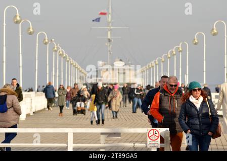 Touristen in Jacken gehen an einem kalten Wintertag auf dem Sopot Pier in der Stadt Sopot, Pommern, Polen, Europa, EU Stockfoto