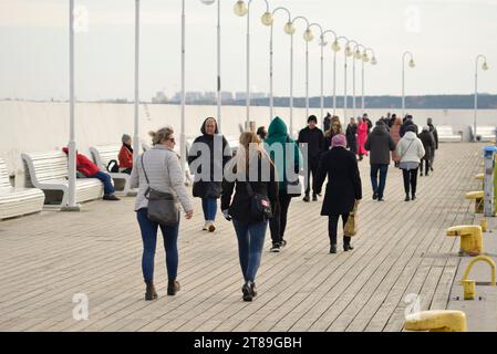 Außerhalb der Saison am Sopot Pier und Leute in Jacken gehen an einem kalten Wintertag in Sopot; Pommern; Polen; Europa; EU Stockfoto