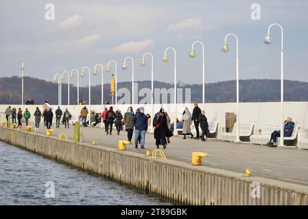 Außerhalb der Saison, Sopot Pier, Leute, Touristen, in Jacken, Wandern, kaltes Wetter, Winter, Tagesausflug, Polnisch, Ostsee, Küste, Ferienort, Sopot, Polen, E Stockfoto