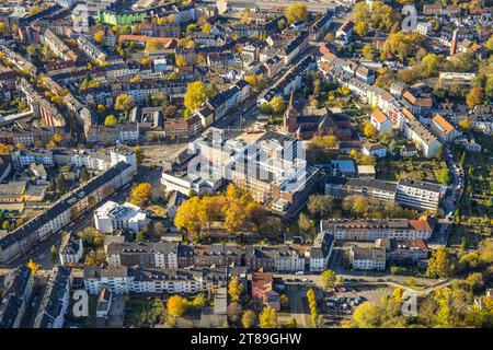 Luftaufnahme, Marienspital Witten und Marienkirche mit Marienplatz, Wohngebiet mit herbstlichen Laubbäumen an der Crengeldanzstraße, Witten, Ru Stockfoto