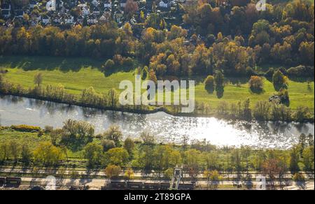 Luftaufnahme, Ruhr und Ruhraue im Hintergrund, herbstliche Laubbäume am Ufer des Ruhrtals, Witten, Ruhrgebiet, Nordrhein-Westfalen, Stockfoto