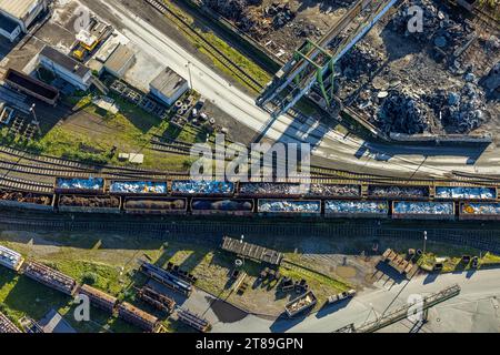 Luftaufnahme, Deutsche Edelstahlwerke Specialty Steel GmbH & Co. KG Hauptsitz Witten Industrieanlagen und Güterzug mit Ladung, Metallteile war Stockfoto