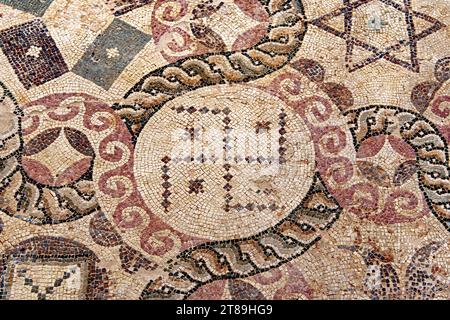 Antikes Mosaik mit einem Hakenkreuz auf dem Boden des Hauses Dionysos. Archäologischer Park von Paphos. Zypern. Stockfoto