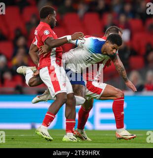 Wembley, London, Großbritannien. 17. November 2023 – England gegen Malta – Qualifikation zur Euro 2024 – Wembley. Der Englands Marcus Rashford wird von den maltesischen Verteidigern blockiert. Bild : Mark Pain / Alamy Live News Stockfoto