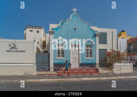 Santo Antao, Kap Verde - 09.10.2023: Die türkisfarbene Kirche in Porto Novo, Kapverdische Inseln Stockfoto