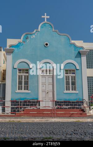 Santo Antao, Kap Verde - 09.10.2023: Die türkisfarbene Kirche in Porto Novo, Kapverdische Inseln Stockfoto