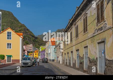 Ribeira Grande, Kap Verde - 10. Oktober 2023: Straßenblick auf Ribeira Grande mit Gebäuden auf der Insel Santo Antao der Kap Verde Stockfoto