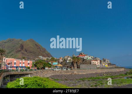 Ribeira Grande, Kap Verde - 10. Oktober 2023: Straßenblick auf Ribeira Grande mit Gebäuden auf der Insel Santo Antao der Kap Verde Stockfoto