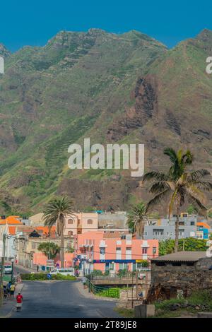 Ribeira Grande, Kap Verde - 10. Oktober 2023: Straßenblick auf Ribeira Grande mit Gebäuden auf der Insel Santo Antao der Kap Verde Stockfoto