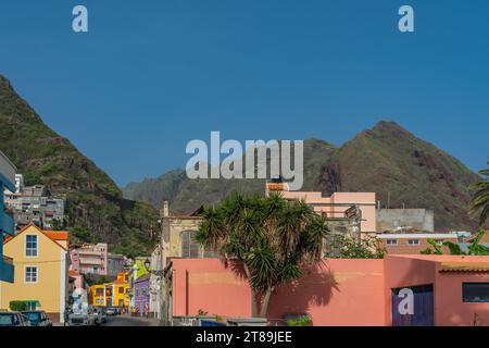 Ribeira Grande, Kap Verde - 10. Oktober 2023: Straßenblick auf Ribeira Grande mit Gebäuden auf der Insel Santo Antao der Kap Verde Stockfoto