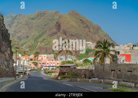 Ribeira Grande, Kap Verde - 10. Oktober 2023: Straßenblick auf Ribeira Grande mit Gebäuden auf der Insel Santo Antao der Kap Verde Stockfoto