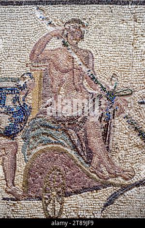 Der Weingott Dionysos in einem von zwei Leoparden gezogenen Wagen. Antikes Mosaik aus dem Haus des Dionysos. Das dritte Jahrhundert v. Chr. Pathos. Zypern. Stockfoto