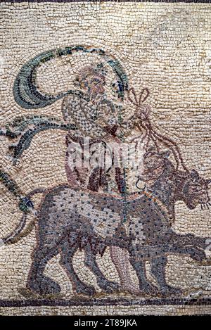 Silenus, der Gott der Flüsse in der griechischen Mythologie, kontrolliert den Wagen des Gottes der Weinherstellung Dionysos in antiken Mosaiken aus dem Hause Dionysos. Stockfoto
