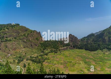 Cova de Paul Krater umgeben von grünem Gras auf der Insel Santo Antao, Kap Verde Stockfoto