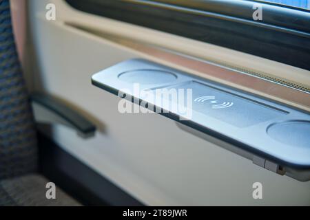 Kabelloses Aufladen von Telefonen als Inneneinrichtung des öffentlichen Personennahverkehrs Stockfoto