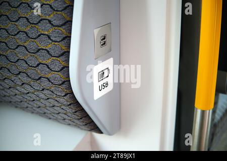 USB-Anschluss zum Aufladen eines Telefons als Inneneinrichtung des öffentlichen Personennahverkehrs Stockfoto