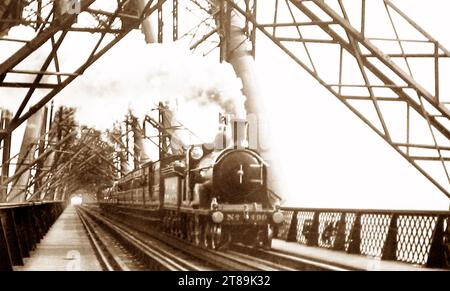 Dampfzug über die Forth Bridge, Anfang der 1900er Jahre Stockfoto