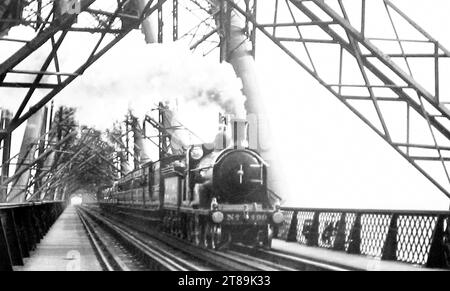 Dampfzug über die Forth Bridge, Anfang der 1900er Jahre Stockfoto