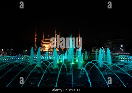 Istanbul, Türkiye. Sultan-Ahmed-Moschee auf dem Sultan-Ahmed-Platz Stockfoto