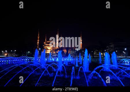 Istanbul, Türkiye. Sultan-Ahmed-Moschee auf dem Sultan-Ahmed-Platz Stockfoto