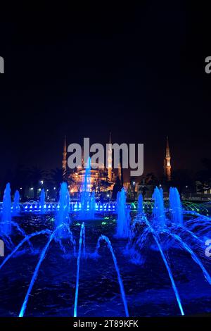 Istanbul, Türkiye. Sultan-Ahmed-Moschee auf dem Sultan-Ahmed-Platz Stockfoto