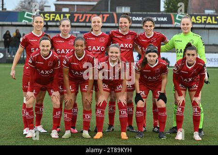 Team von Zulte Waregem mit bis zu L bis R Pauline Windels (5) von Zulte-Waregem Lena Hubaut (8) von Zulte-Waregem Ella Vierendeels (23) von Zulte Waregem Nicky Van den Abbeele (28) von Zulte-Waregem Amelie Depraetere (25) von Zulte Waregem Torhüter Lowiese Seynhaeve (1) von Zulte-Waregem hinunter von L nach R Elke Van Gorp (14) von Zulte-Waregem Rose Adewusi (18) von Zulte-Waregem Imani Prez (11) von Zulte-Waregem Liesa Capiau (30) von Zulte Waregem Luisa Blumenthal (27) von Zulte-Waregem abgebildet während A Frauenfußballspiel zwischen SV Zulte - Waregem und KRC Genk am 9. Spieltag des 2 Stockfoto