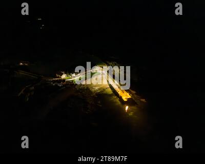 Nächtliche Luftaufnahme des Hafens von Portnoo in County Donegal, Irland Stockfoto