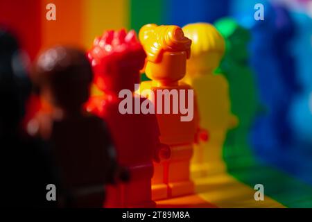 Eine bunte Auswahl an LEGO-Stücken auf einem hellen weißen Hintergrund Stockfoto