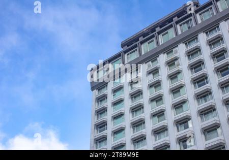 Ein Hochhaus mit blauem Himmel im Hintergrund Stockfoto