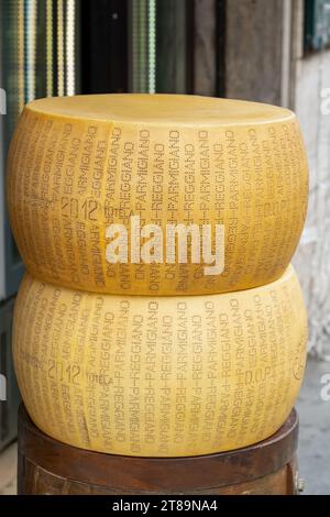 Zwei parmigiano reggiano Käseräder aus dem Jahr 2012 Stockfoto