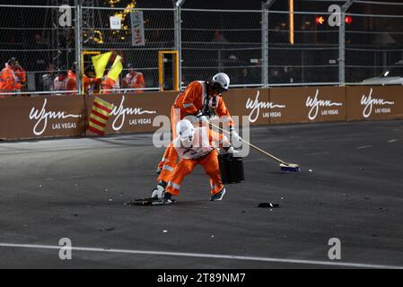 Las Vegas, USA. November 2023. Marshals entfernen Schmutz aus dem Stromkreis. 18.11.2023. Formel-1-Weltmeisterschaft, Rd 22, Las Vegas Grand Prix, Las Vegas, Nevada, USA, Renntag. Das Foto sollte lauten: XPB/Press Association Images. Quelle: XPB Images Ltd/Alamy Live News Stockfoto