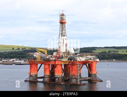 Eine Ölplattform ist vor Invergordon vertäut. Invergordon ist eine Stadt in Ross und Cromarty, die für die Reparatur von Ölplattformen bekannt ist. Stockfoto