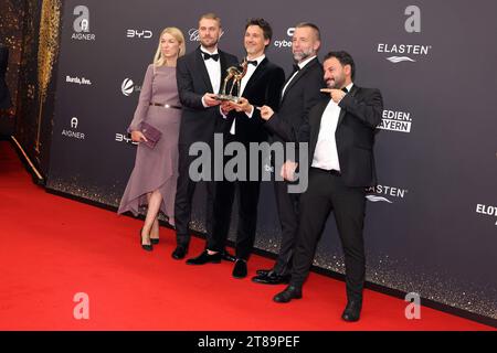 BAMBI-Verleihung 2023 in München Florian David Fitz mi. Und die Filmcrew von Oskars Kleid auf dem roten Teppich. Verleihung des Bambi 2023 am 16.11.2023 in den Bavaria Filmstudios München. Bayern, Deutschland. *** BAMBI Award 2023 in München Florian David Fitz mi und die Filmcrew von Oskars kleiden sich auf der Red Carpet Award Zeremonie der Bambi 2023 am 16 11 2023 in den Bavaria Filmstudios München Bavaria, Deutschland Credit: Imago/Alamy Live News Stockfoto