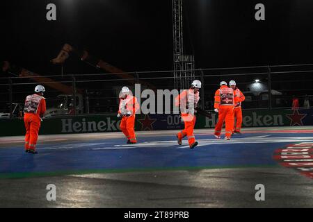 18. November 2023, Las Vegas Street Circuit, Las Vegas, FORMEL 1 HEINEKEN SILBER LAS VEGAS GRAND PRIX 2023, auf dem Bild räumen Marshals die Trümmer des Unfalls zwischen Fernando Alonso (ESP), Aston Martin Aramco Cognizant Formel 1 Team und Valtteri Bottas (FIN), Alfa Romeo F1 Team Stake. Stockfoto