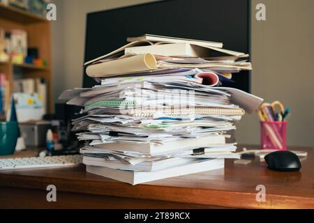 Ein Stapel Arbeit auf einem Tisch Stockfoto