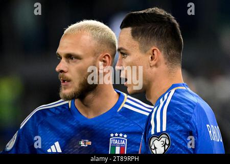 Federico Dimarco und Giacomo Raspadori aus Italien während des Qualifikationsspiels 2024 der Gruppe C der EM 2024 zwischen Italien und Nordmazedonien im Olimpico-Stadion in Rom (Italien) am 17. November 2023. Stockfoto