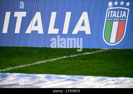 Das Wappen des italienischen Fußballverbandes (FIGC) und die Aufschrift „Italia“ sind auf einem Banner während des Qualifikationsspiels der Gruppe C der EM 2024 zwischen Italien und Nordmazedonien 2024 zu sehen. Italien gewann 5-2 gegen Nordmazedonien. Stockfoto