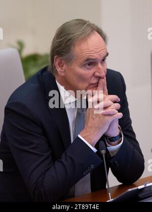 Leipzig, Deutschland. November 2023. Burkhard Jung (SPD), Oberbürgermeister von Leipzig, sitzt im stadtrat der Stadt. Quelle: Hendrik Schmidt/dpa/Alamy Live News Stockfoto