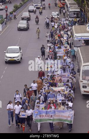 Nicht exklusiv: 17. November 2023, Kalkutta, Indien: Studenten nehmen an einer Demonstration Teil, um das Bewusstsein der Menschen für die Reduzierung von Luftschadstoffen zu schärfen Stockfoto