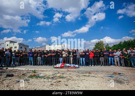 Nablus, Palästina. November 2023. (ANMERKUNG DER REDAKTION: Bild zeigt den Tod)Trauernde beten neben Leichen, die mit palästinensischen Fahnen bedeckt sind, während ihrer Beerdigung im Flüchtlingslager Balata im besetzten Westjordanland. Das israelische Militär sagte, dass sein Flugzeug ein Versteck für Militante im städtischen Flüchtlingslager Balata angegriffen habe. Der palästinensische Ambulanzdienst des Roten Halbmonds sagte, fünf Palästinenser seien beim Streik getötet worden. (Foto: Nasser Ishtayeh/SOPA Images/SIPA USA) Credit: SIPA USA/Alamy Live News Stockfoto