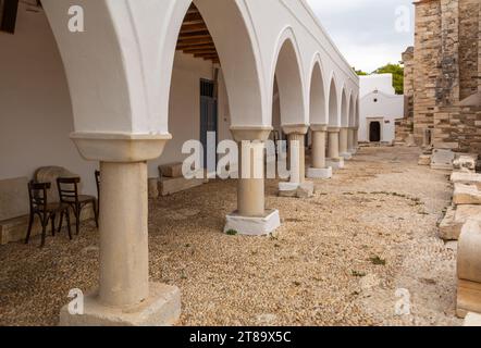 Paros, Griechenland - 28. September 2020: Das byzantinische Museum von Paros im Ekatontapiliani-Komplex in Parikia. Kykladen, Griechenland Stockfoto