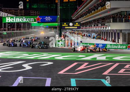 Las Vegas, Nevada - 18. November 2023: Fahrer fahren zur ersten Ecke am Beginn des Heineken Silver Las Vegas Grand Prix auf dem Las Vegas Strip Circuit. Quelle: Nick Paruch / Alamy Live News Stockfoto