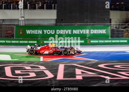 Las Vegas, Nevada - 18. November 2023: Fahrer fahren zur ersten Ecke am Beginn des Heineken Silver Las Vegas Grand Prix auf dem Las Vegas Strip Circuit. Quelle: Nick Paruch / Alamy Live News Stockfoto