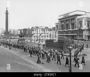 Ein marsch in der Lime Street, Liverpool, Merseyside, England, Großbritannien um 1950. Der marsch wird von der Band der Heilsarmee geleitet, gefolgt von Freimaurern (die ihre Symbole hoch halten – wie das allsehende Auge, den Bienenstock und den glühenden Stern). Sie laufen entlang der Stufen der St. Georges Hall, vorbei an Wellington’s Column (links), der Queen Victoria Equestrian Statue (Mitte) und dem Liverpool Cenotaph (rechts). Dahinter befindet sich das Liverpool Empire Theatre (eröffnet 1925). Ein Poster zeigt an, dass die amerikanische Gruppe The Ink Spots am Veranstaltungsort erscheinen sollte – ein Vintage-Foto aus den 1940er/50er Jahren. Stockfoto